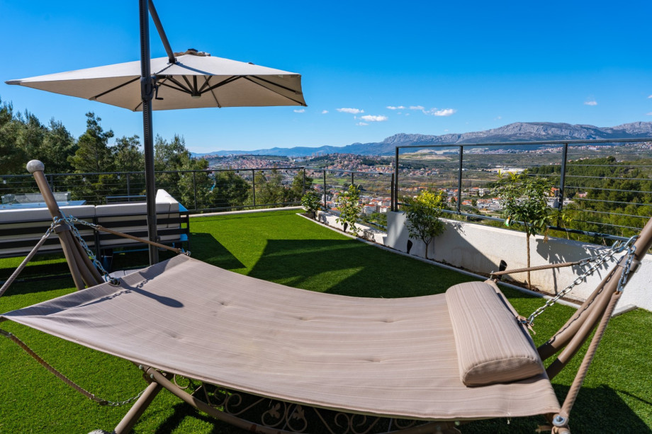 A hammock for two people with beautiful city view