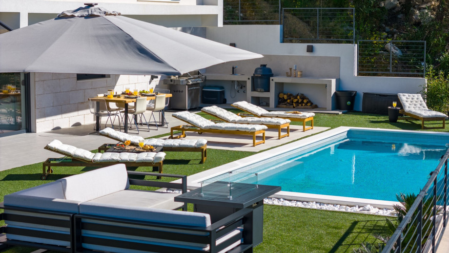 Sunbath area with 6 deck chairs and parasol