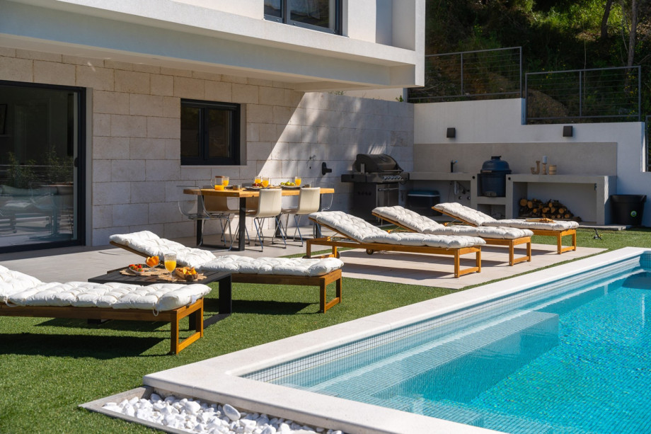 Sunbath area with 6 deck chairs and parasol
