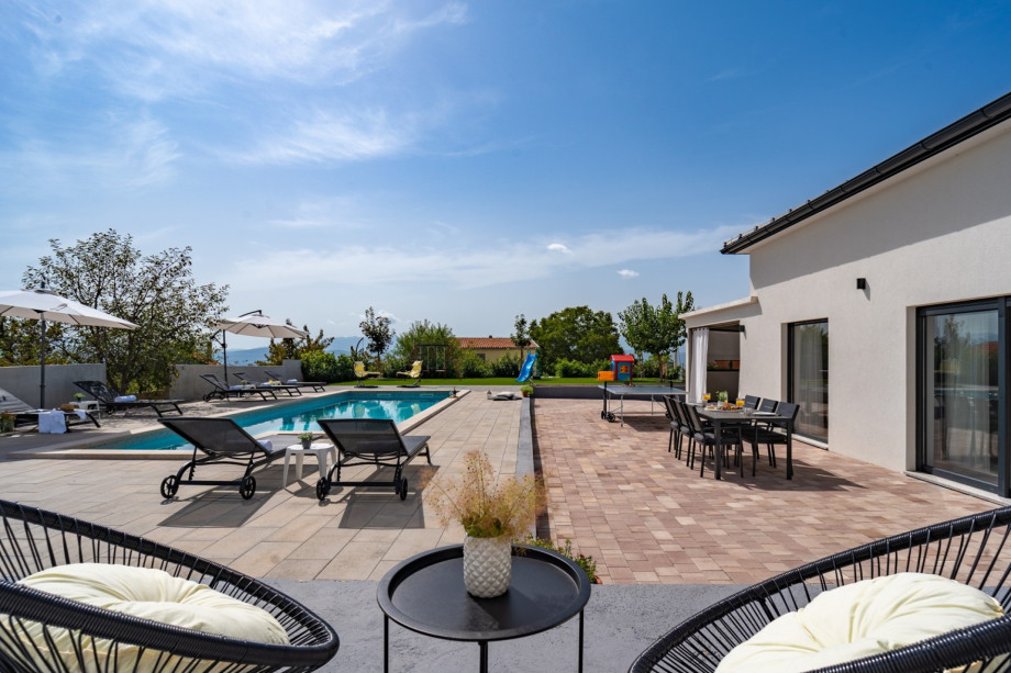 Spacius sundeck area with 7 deck chairs