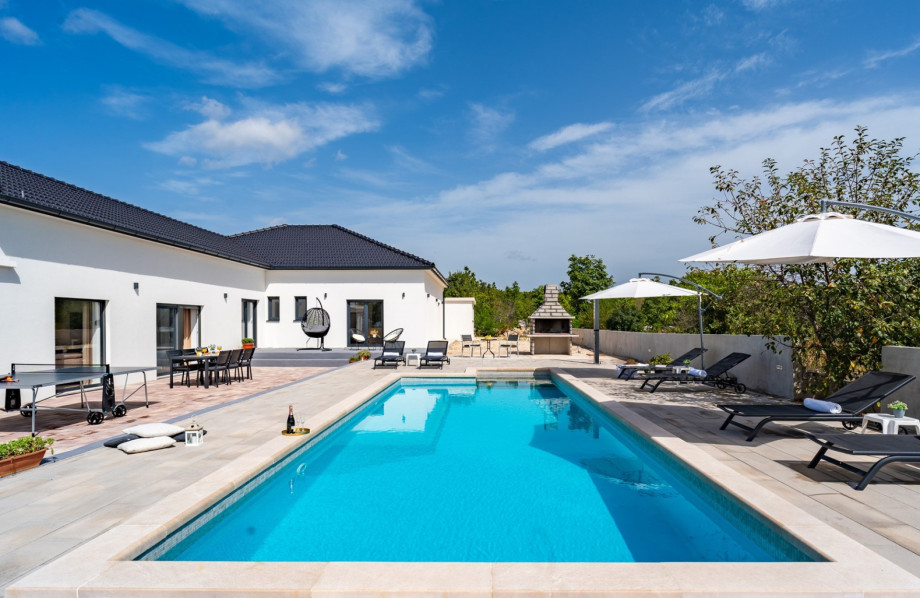 Spaciuos outdoor area with pool arean and sun deck