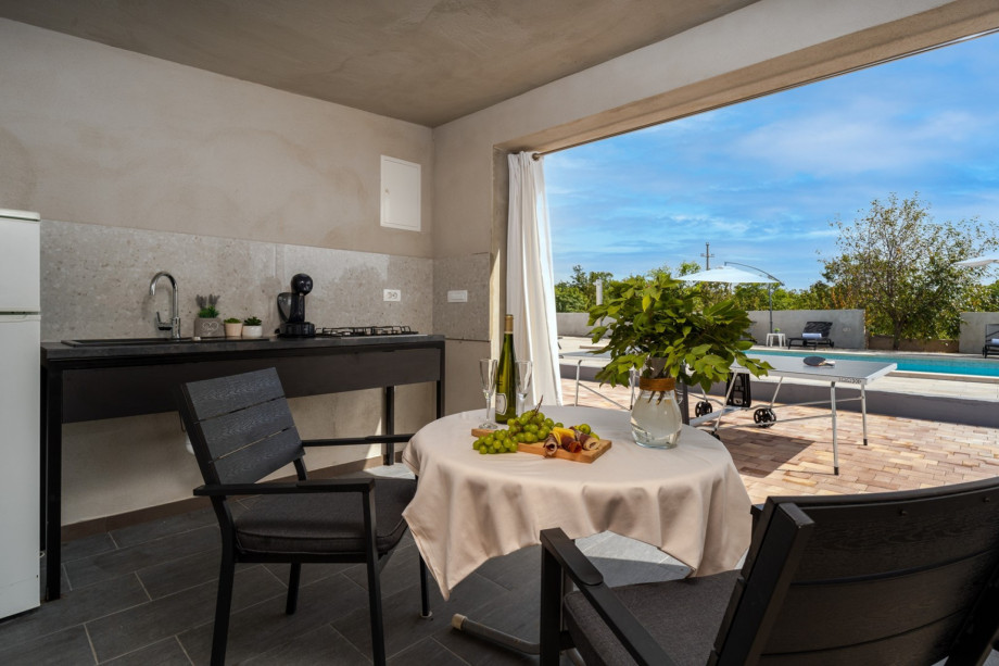 Fully equipped summer kitchen