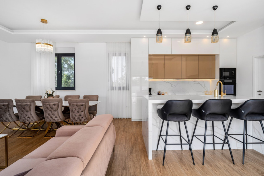 Fully equipped kitchen with dining and living room