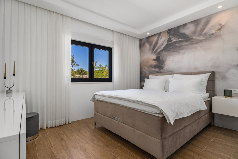 Bedroom NO2 with queen size bed 160cm x 200cm with en-suite Bathroom