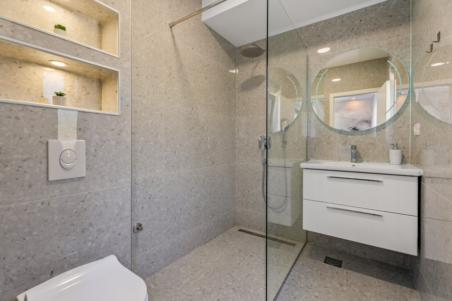 Bedroom NO3 with en-suite Bathroom with shower