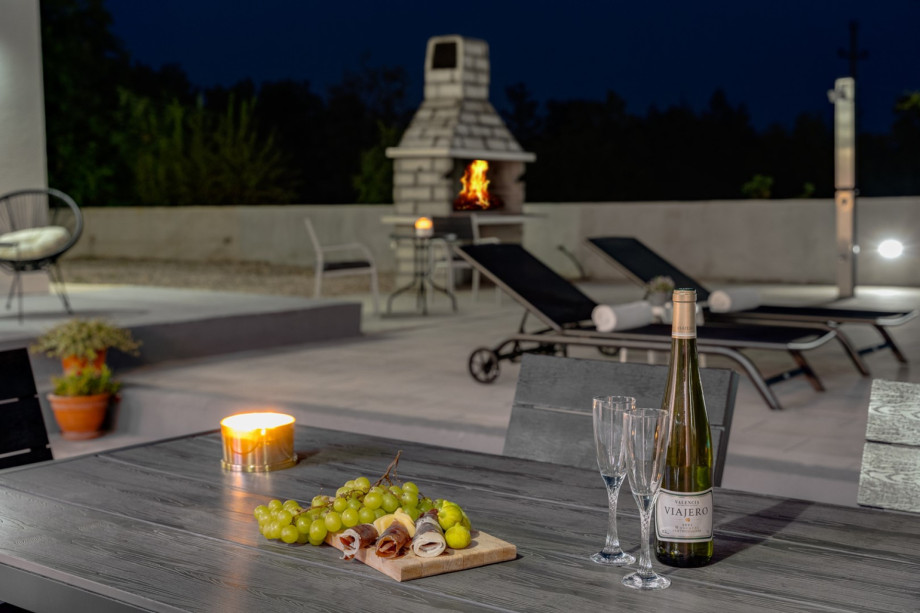 Outdoor dining area with self-standing traditional barbecue