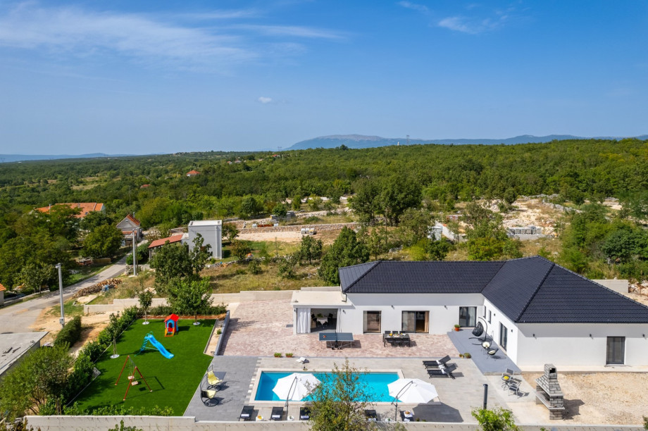 Villa Lukas with private parking and garage