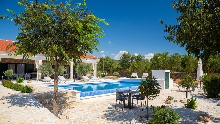 Experience the unspoiled and peaceful environment of the vineyards and traditional stone houses