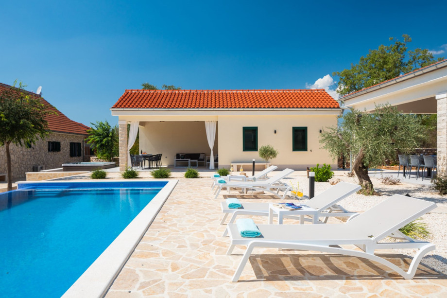 Private, infinity, heated swimming pool 10m x 5m with hydromassage