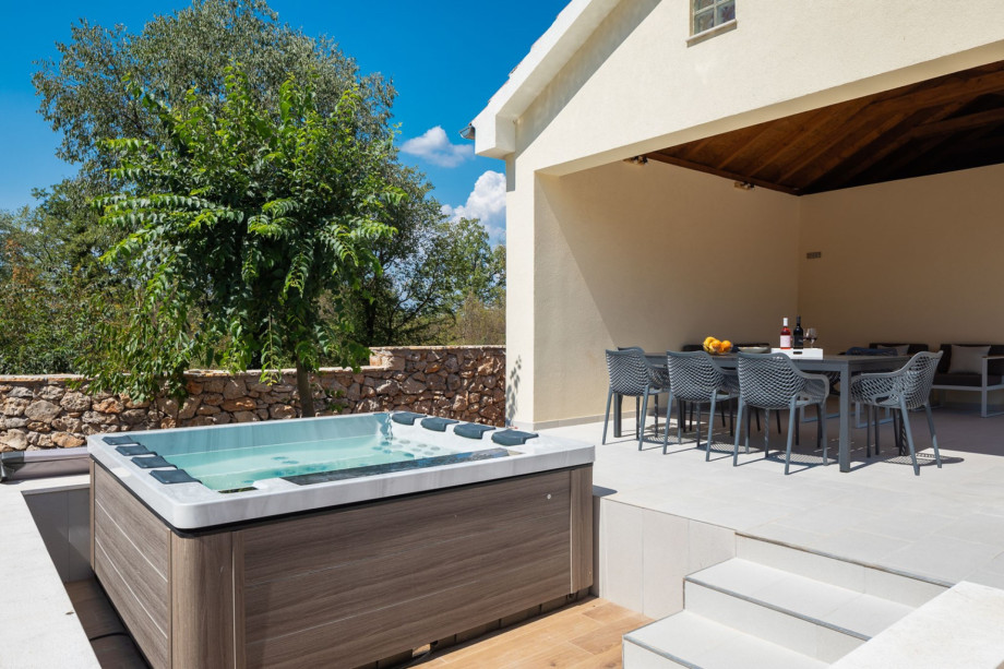 Few lounge corners and an outdoor Hot-Tub (Whirlpool)