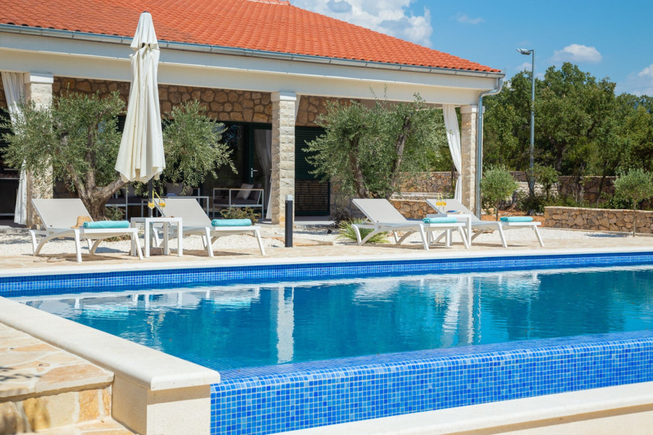 A lounge corner in front of the sauna room