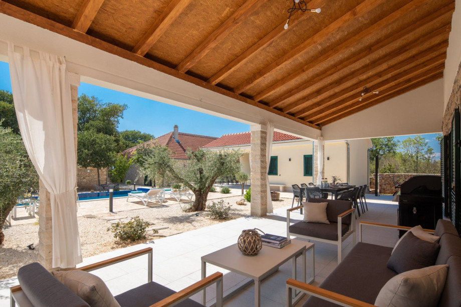 Spacious sun deck area with 6 deck chairs, an outdoor shower