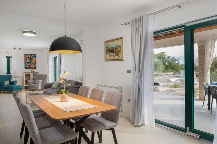 Nicely decorated, and fully equipped kitchen with a dining table for 6