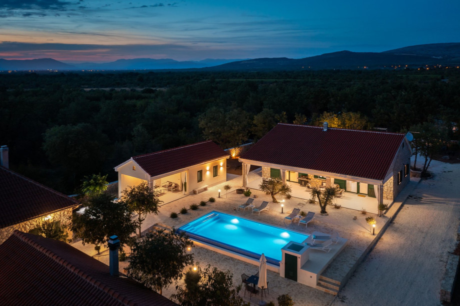 Relax in the private park surrounded by enchanting vineyards that you will enjoy with long summer walks