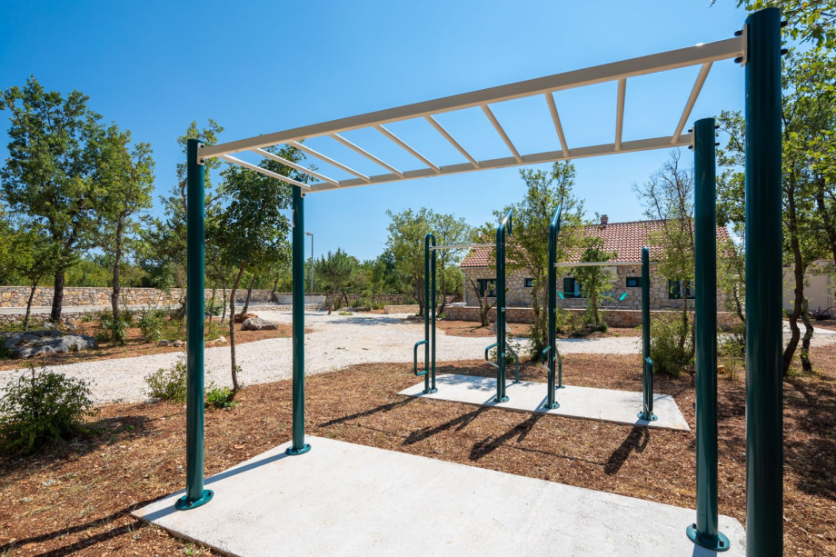 Outdoor exercise equipment