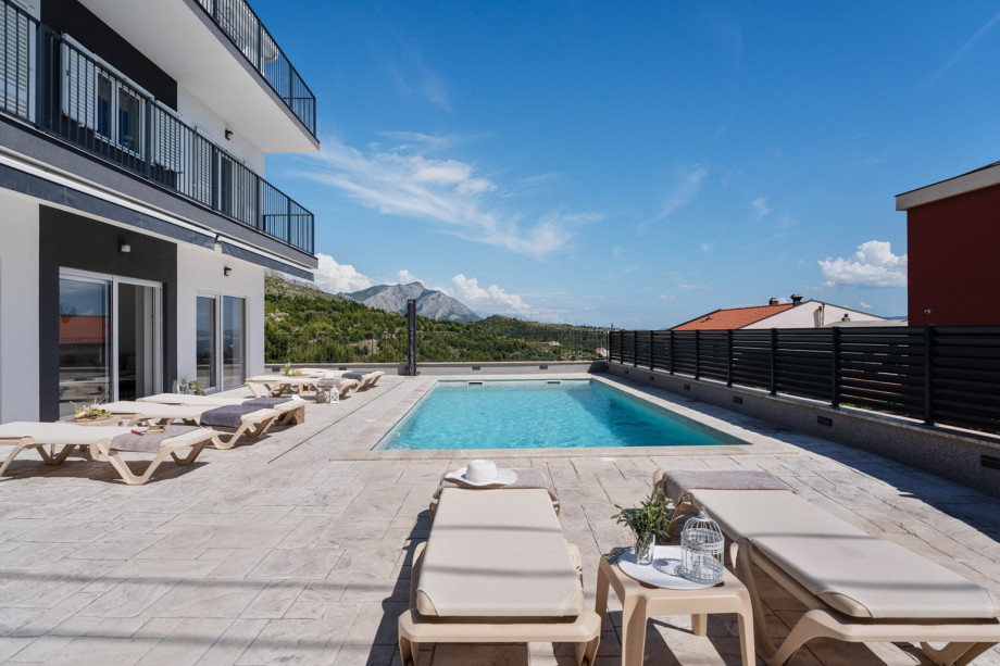 34-square-meter private pool (8,5 m x 4 m) with a hydromassage feature and a fully automated salt electrolysis system