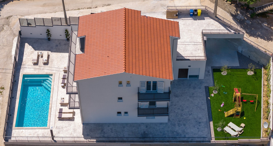 7 beautifully appointed bedrooms and 6 modern bathrooms