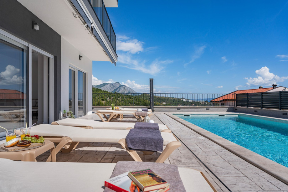 34-square-meter private pool with a hydromassage