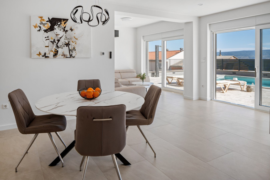 The ground floor (pool level) offers a fully equipped and fully air conditioned kitchen with a kitchen island