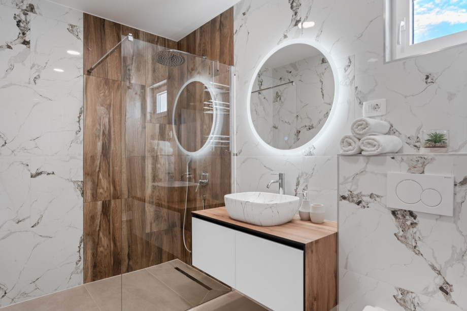 En-suite bathroom with a shower