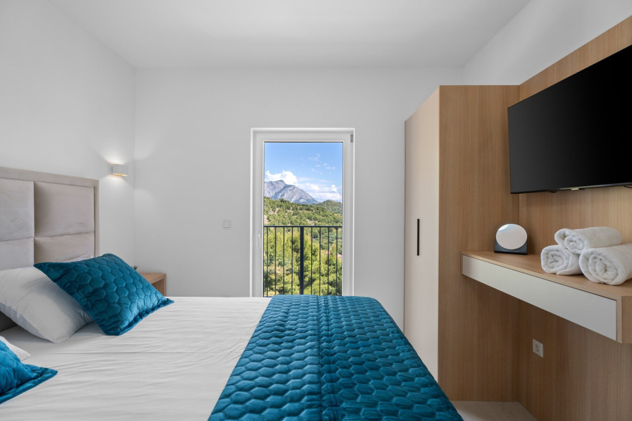 Bedroom NO4 (11sqm) with a king size bed 180cm x 200cm, TV, A/C