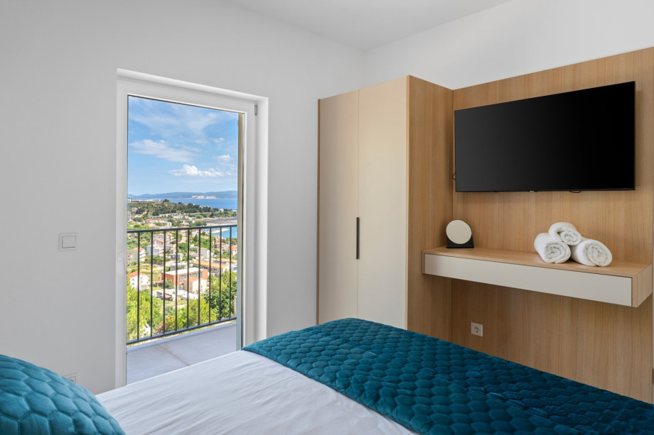 Bedroom NO4 (11sqm) with a king size bed 180cm x 200cm, TV, A/C