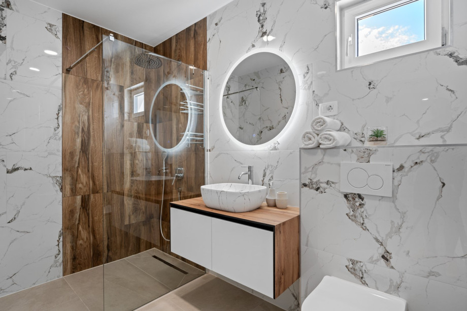 En-suite bathroom with a shower