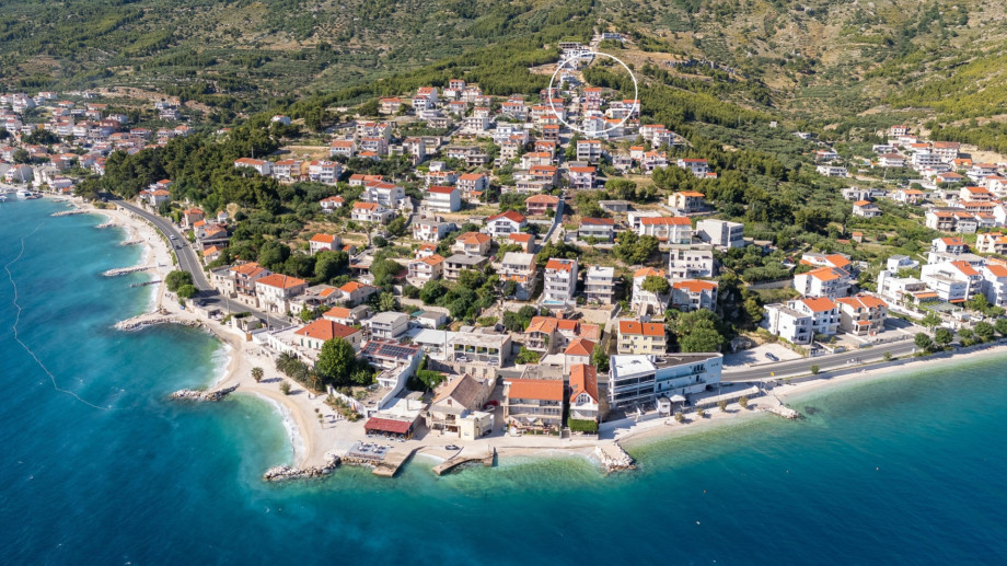 Position of the villa only 300 m from the beach