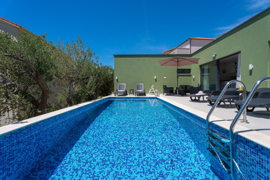 Fully air-conditioned with free WiFi, and is settled on a private, fenced 440 sqm property