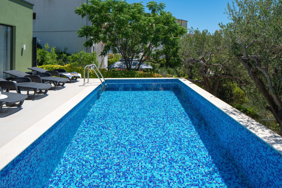 Sparkling swimming pool measuring 7 m x 3 m beckons you to take a refreshing dip or simply lounge in the sun