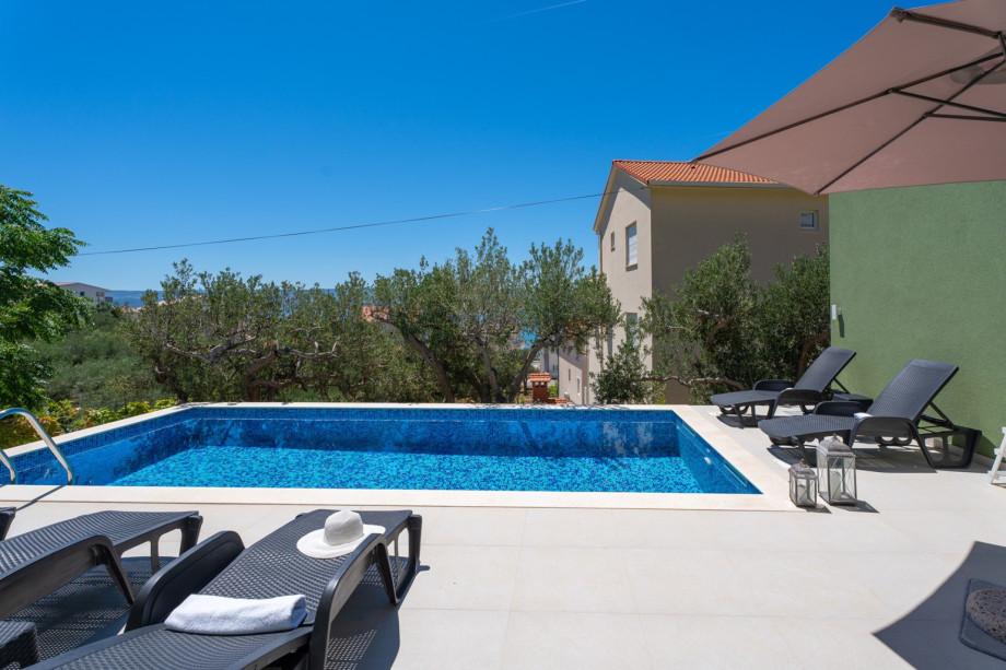 Relax and enjoy a glass of cold beverage on hot summer days