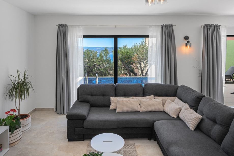 Very comfortable living room with a direct approach to the sun deck area