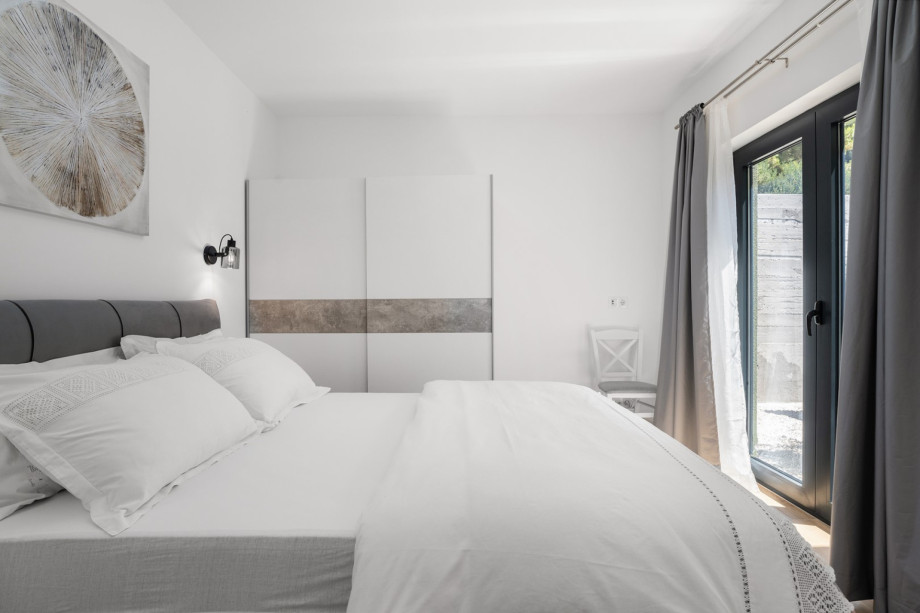 En-suite bedroom NO1 with queen size bed 160m x 200m, A/C