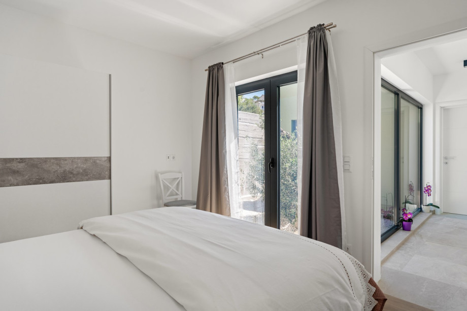 En-suite bedroom NO1 with queen size bed 160m x 200m, A/C