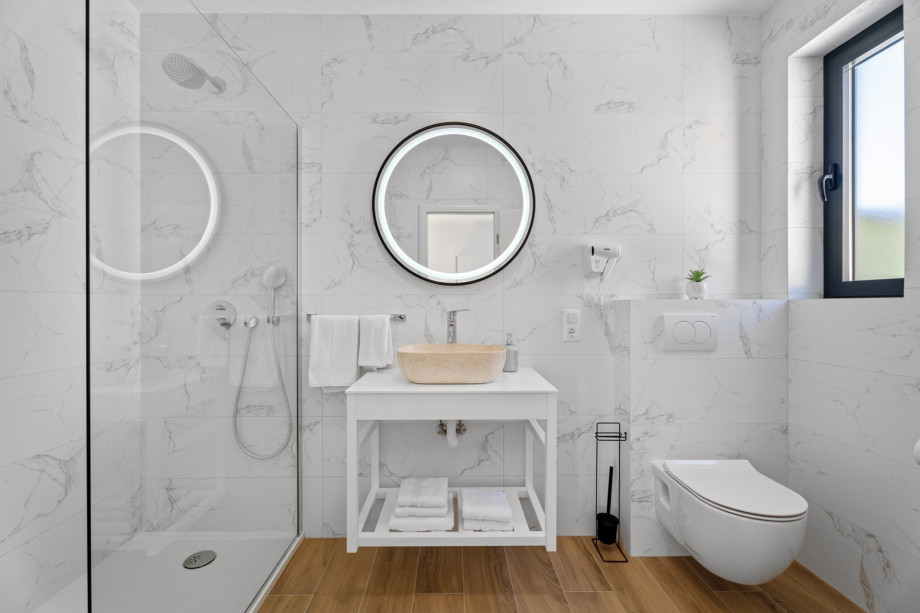 En-suite bathroom with a walk in shower, towels are provided