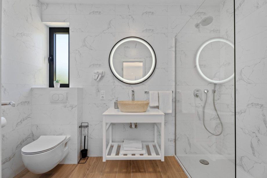 En-suite bathroom with a walk in shower