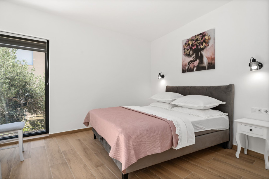 En-suite bedroom NO3 with queen size bed 160m x 200m, A/C