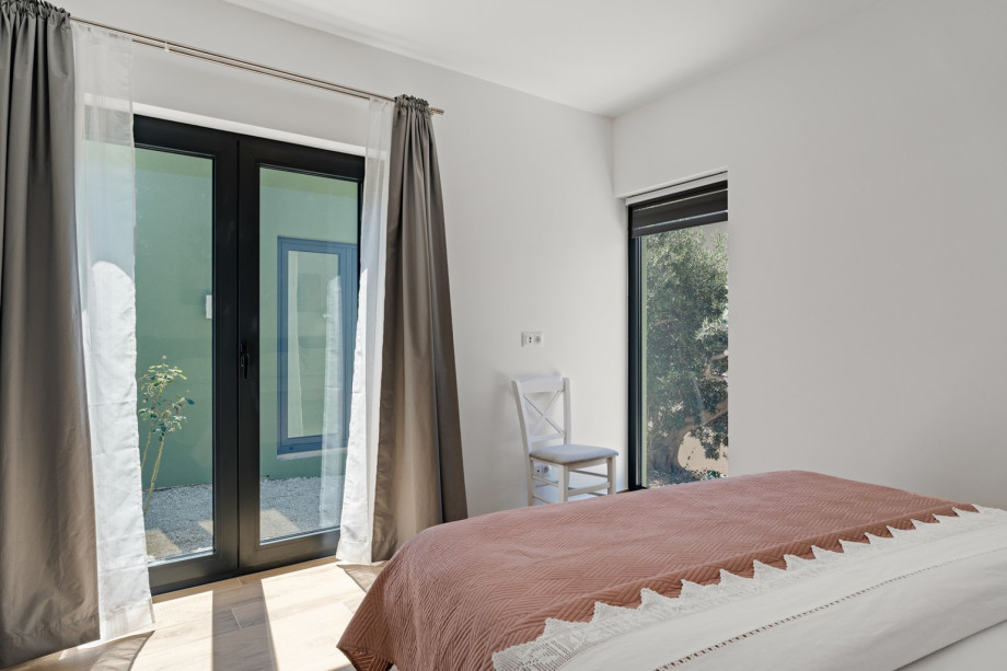 En-suite bedroom NO3 with queen size bed 160m x 200m, A/C