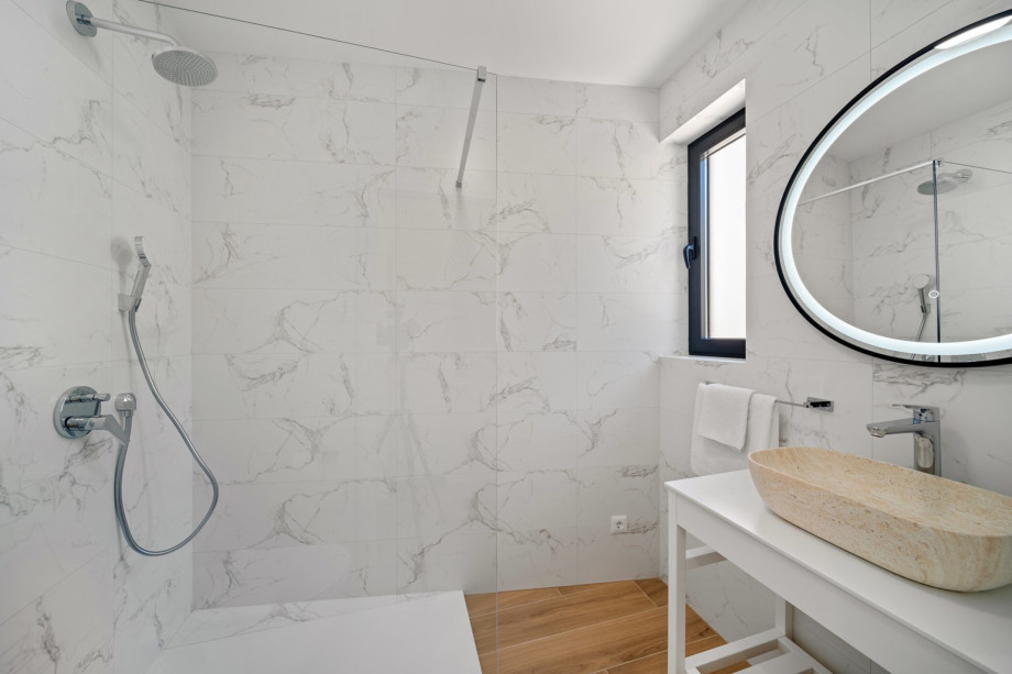 En-suite bathroom with a walk in shower, towels are provided