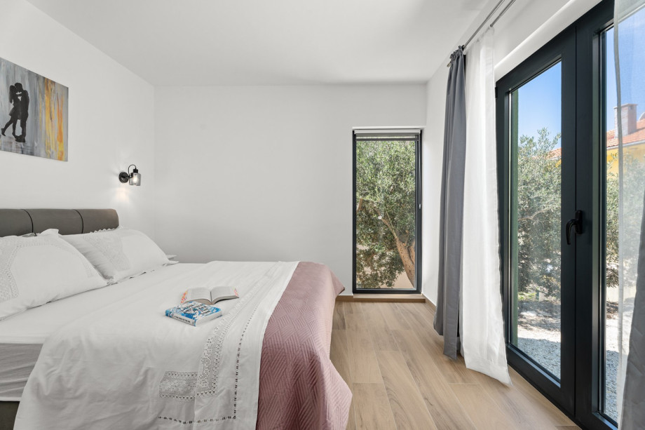 En-suite bedroom NO4 with queen size bed 160m x 200m, A/C