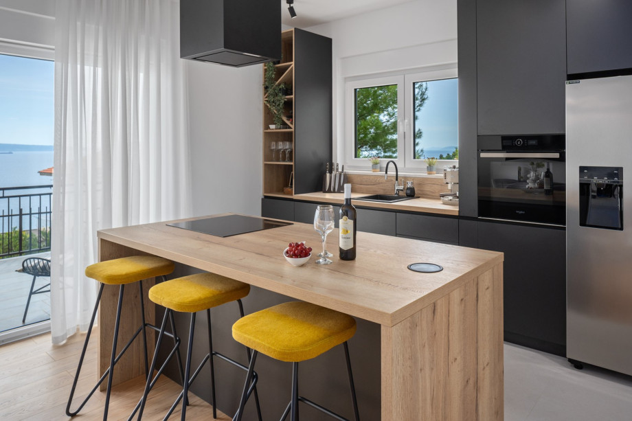 Fully equipped kitchen with a kitchen island