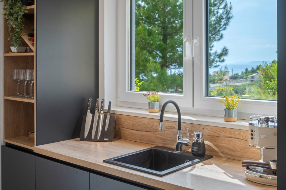 Stunning sea and city views from the kitchen