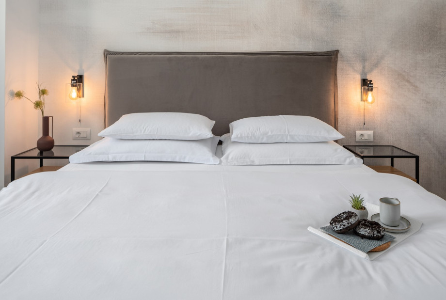 Bedroom NO1 (14sqm) with a king size bed 180cm x 200cm, a TV, A/C