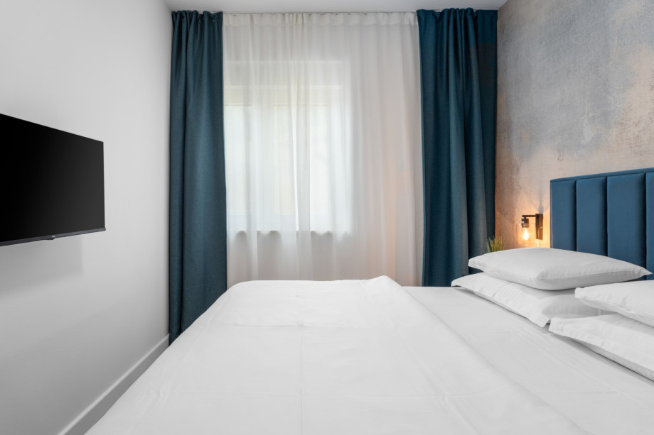 Bedroom NO2 (14sqm) with a king size bed 180cm x 200cm, a TV, A/C