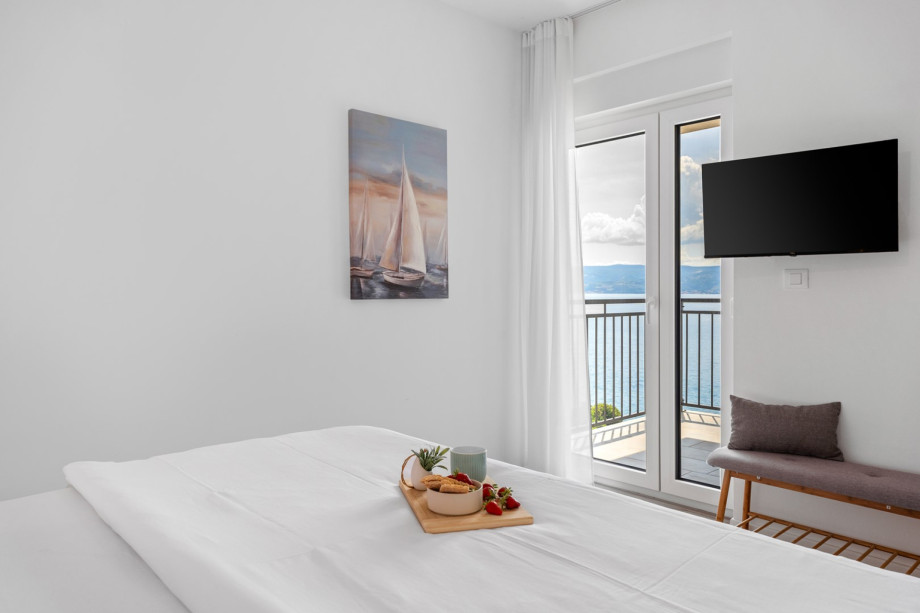 Bedroom NO4 (14sqm) with a king size bed 180cm x 200cm, en-suite bathroom, and a balcony