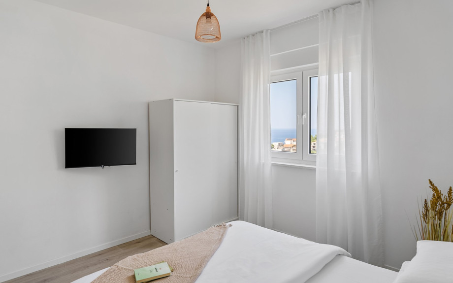 Bedroom NO5 (13sqm) with a queen size bed 160cm x 200cm, a TV, A/C