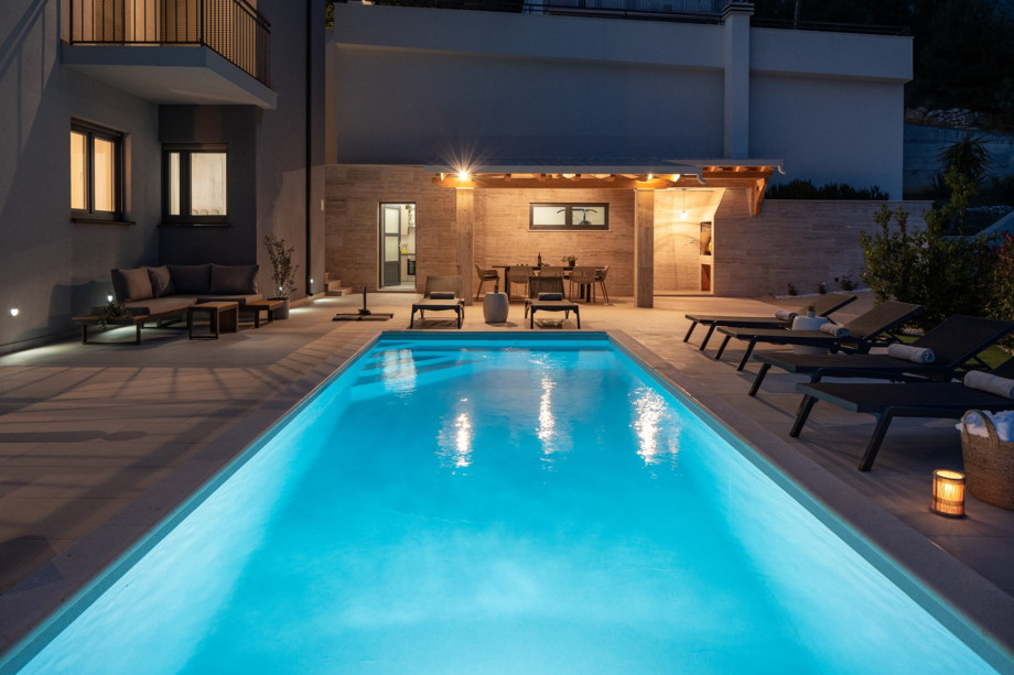 Private and heated swimming pool 7,5m x 3m, spacious sun deck area