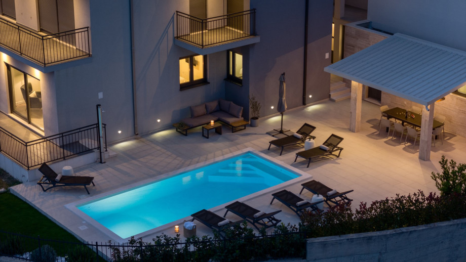 Private and heated swimming pool 7,5m x 3m, spacious sun deck area