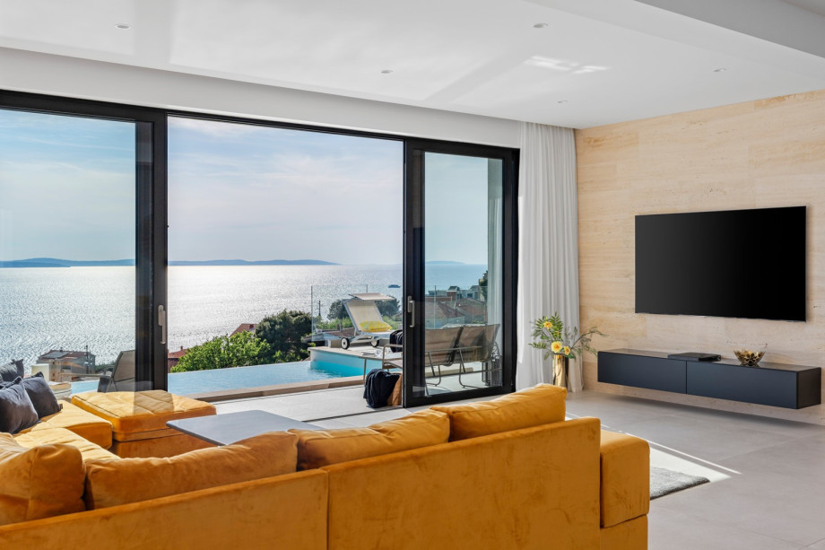 Very comfortable living room with a panoramic view of the sea