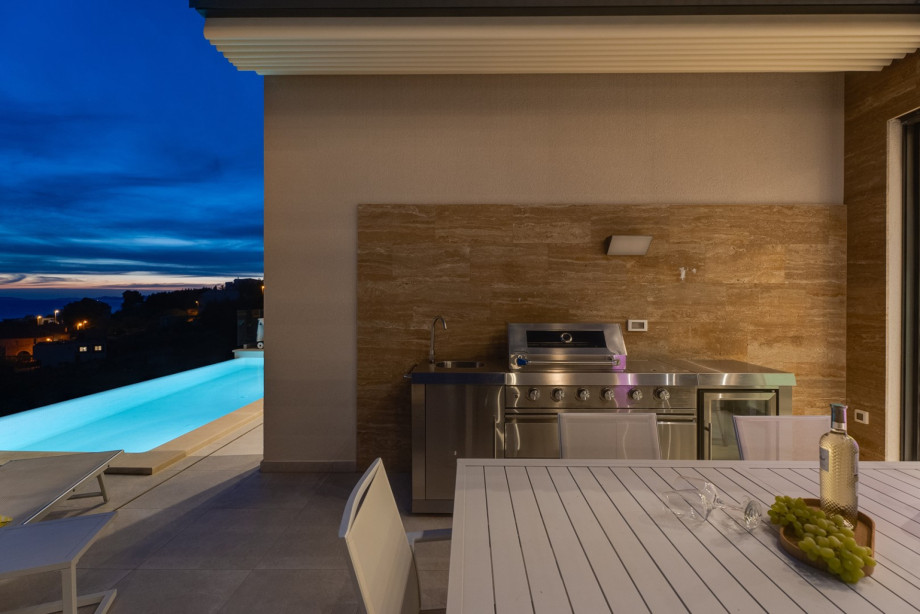 Covered outdoor dining area with a barbecue (gas)